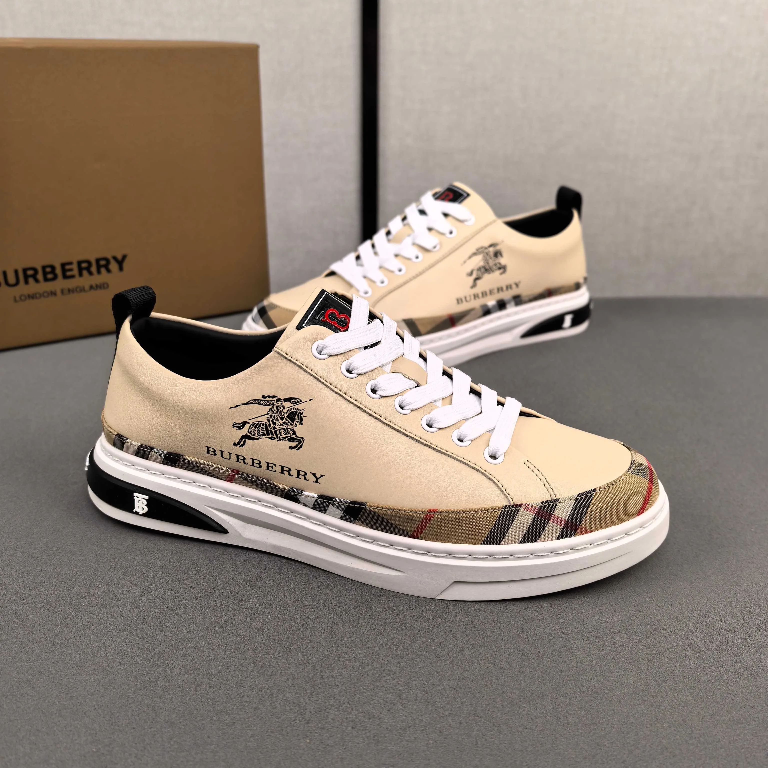 Burberry [Burberry] men's shoes 💰400💰. Fashionable sports and casual shoes, the upper is made of first-layer cowhide with plaid material, first-layer pigskin lining, and rubber outsole. Men's size 38-44.